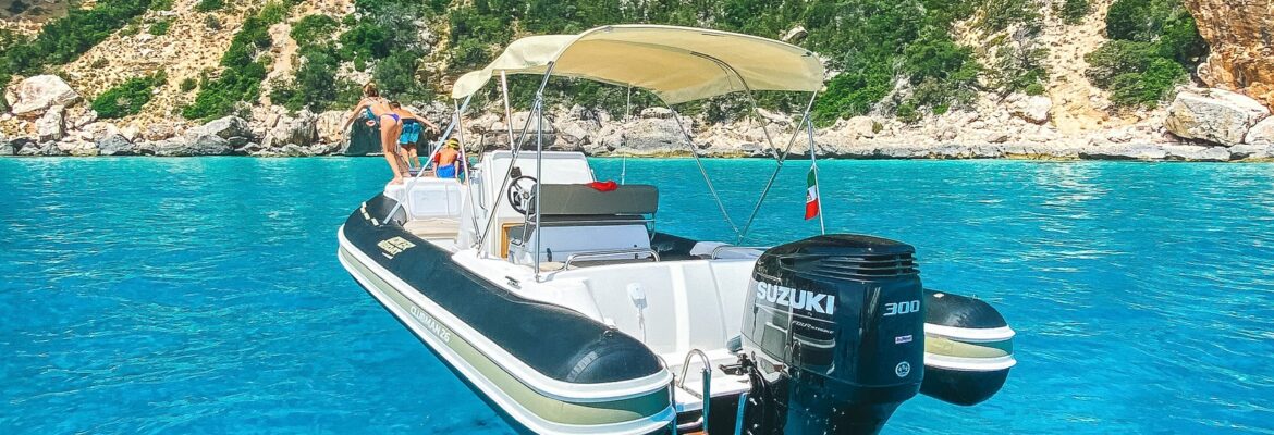 Tour serale a Cala Sisine in gommone